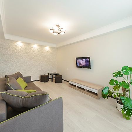 Artal Apartment On Iordanskaya 22 Kiev Luaran gambar